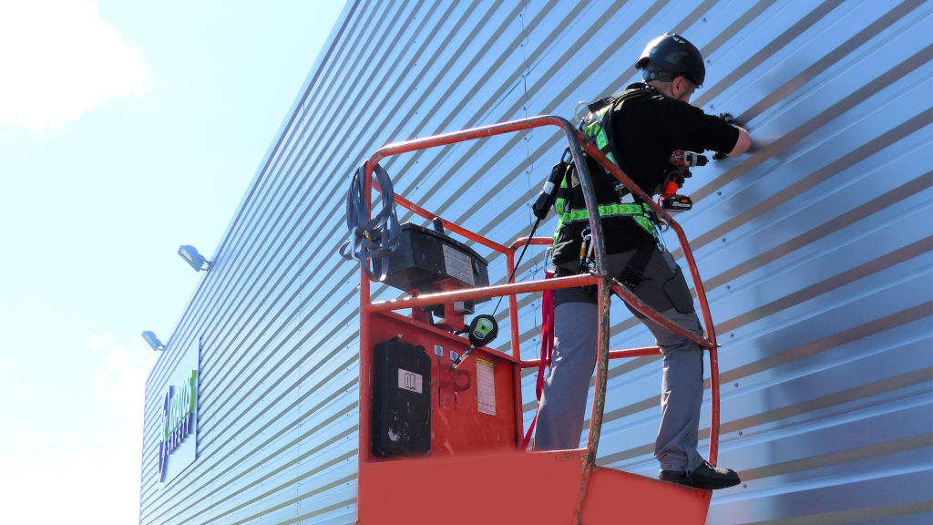 operario trabajando en altura