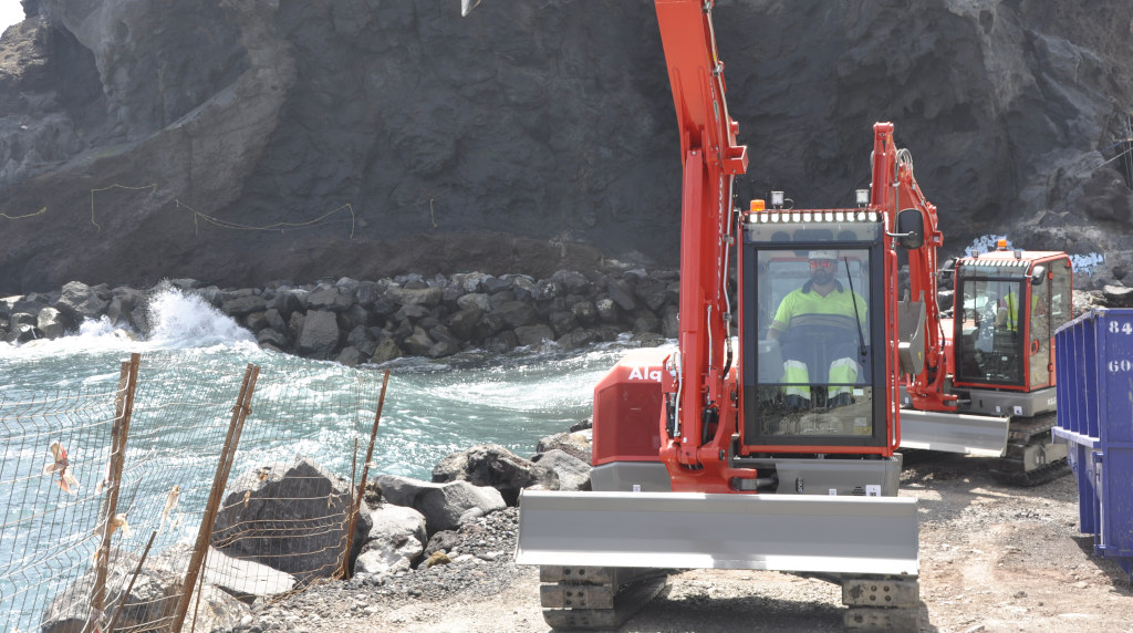 EXCAVADORAS MOVIMIENTO DE TIERRAS